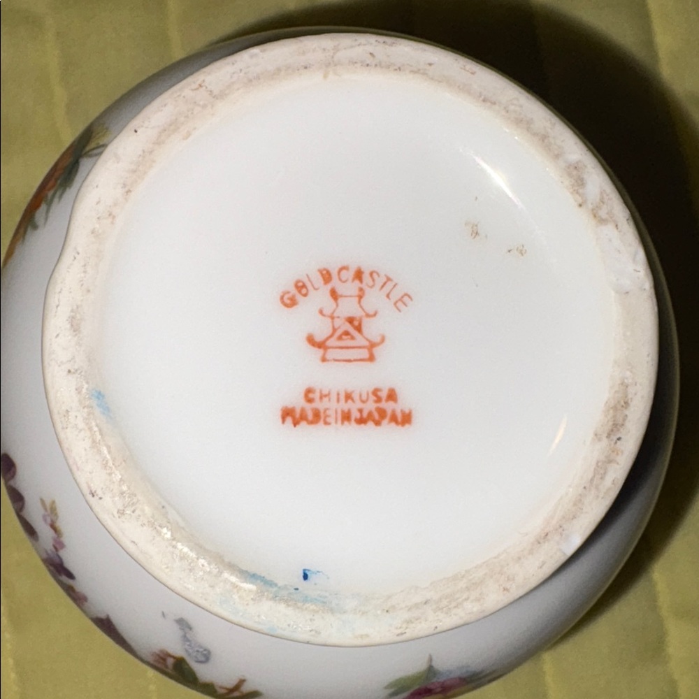GOLD CASTLE, Japan floral vase, some wear on gold on top, lovely flowers $15 - Picture 7 of 10